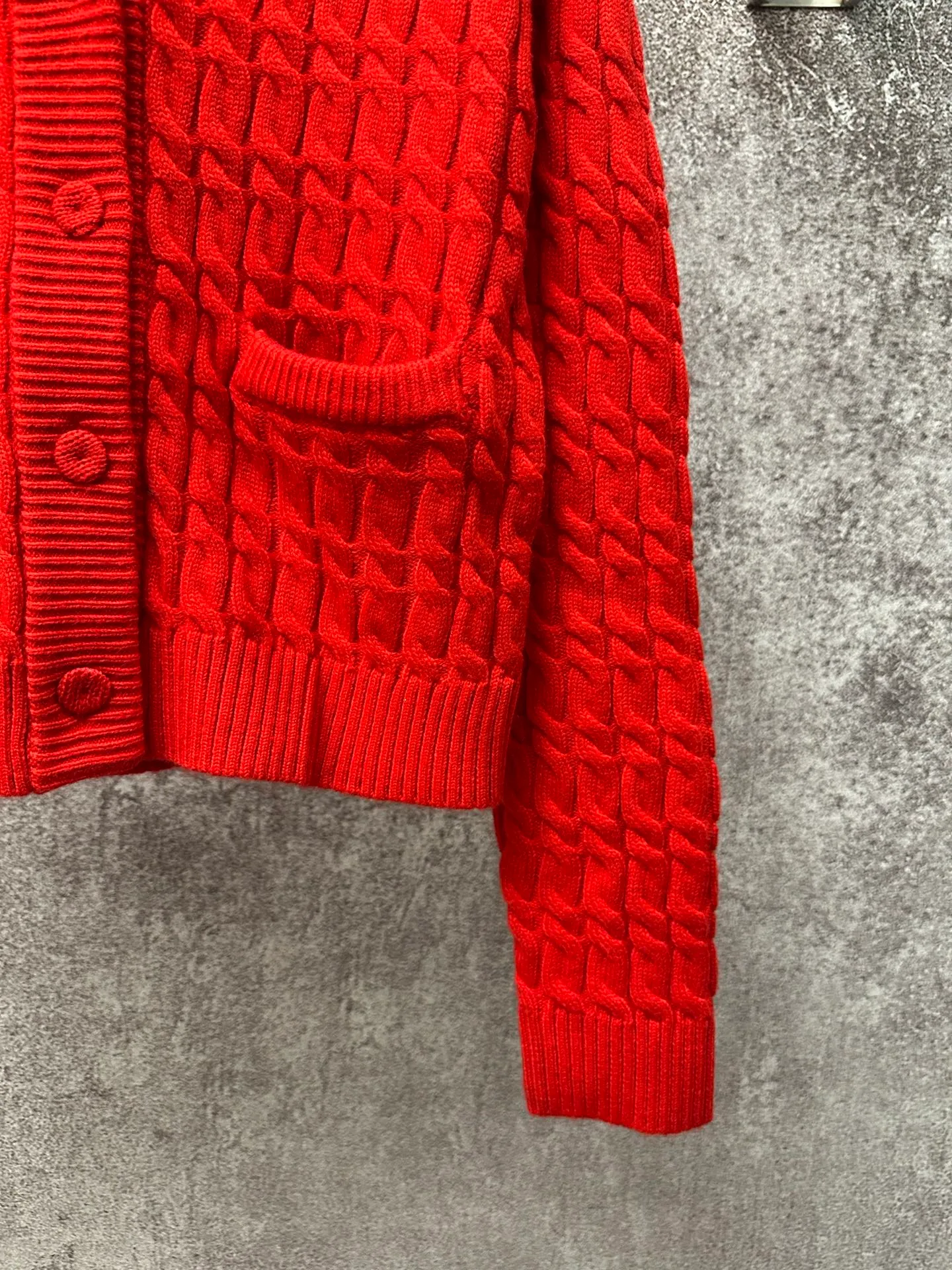 P480 Ralph Lauren red twist knitted cardigan, brand new with tag, perfect details, classic lapel design, small horse logo embroidery on the front, exquisite details, 70% cashmere + 30% wool, soft and warm fabric, versatile in autumn and winter, Size: S M L